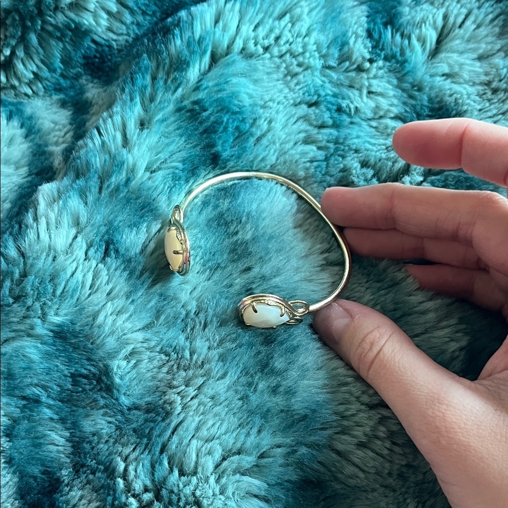 Kendra Scott -Elegant Gold and White Women's Bracelet